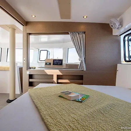 Croisiere Privee Sur Le Trimaran Trikala Bateau-hôtel